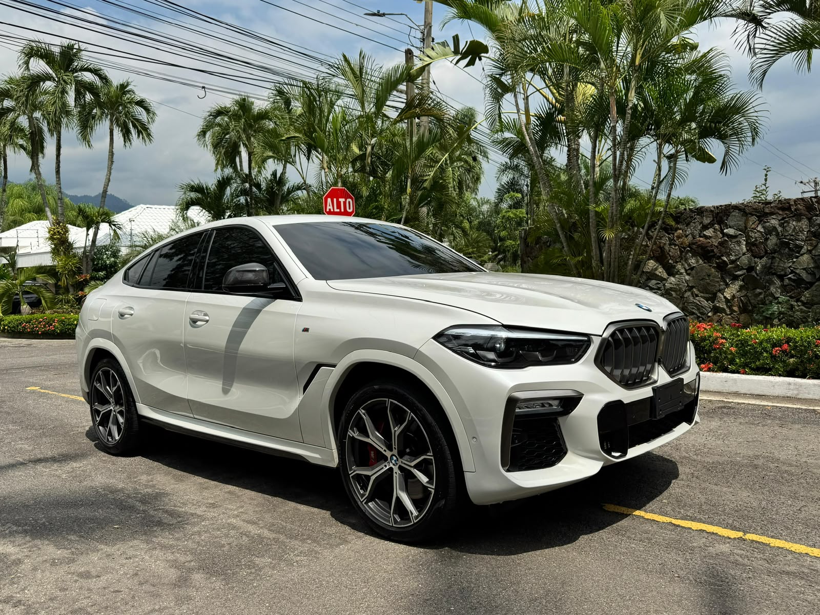 BMW X6 M50i 2022 - foto 2
