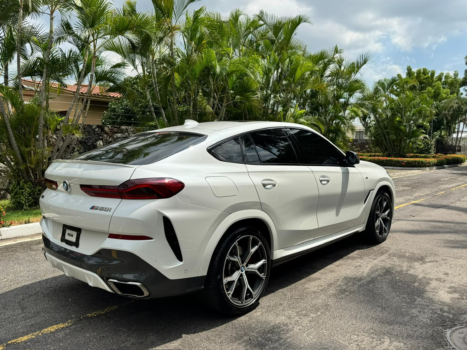 BMW X6 M50i 2022 - foto 9